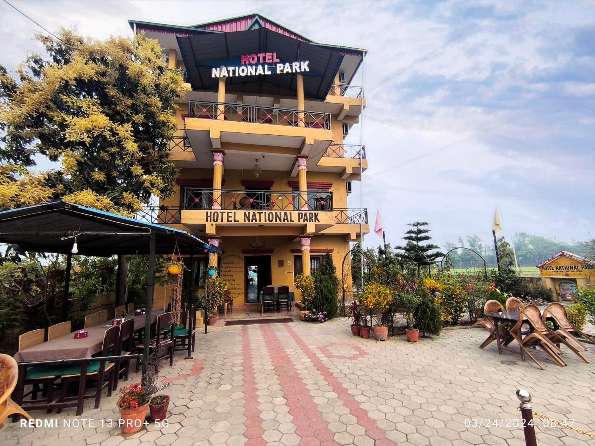 Hotel National Park- Best hotel in Sauraha Exterior foto